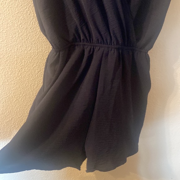 NWT Gilli deep vneck romper size small - Picture 2 of 8
